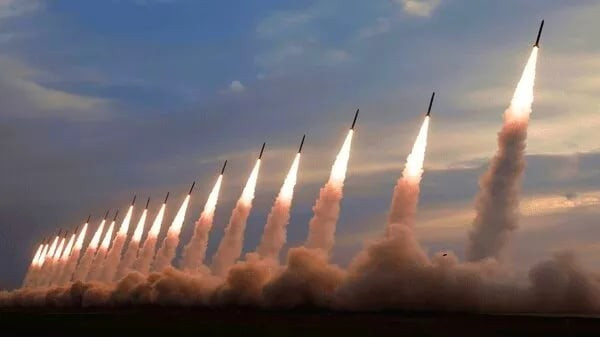 Iran phóng 10 tên lửa mang đầu đạn nặng hơn 1 tấn về phía Israel - Ảnh 1