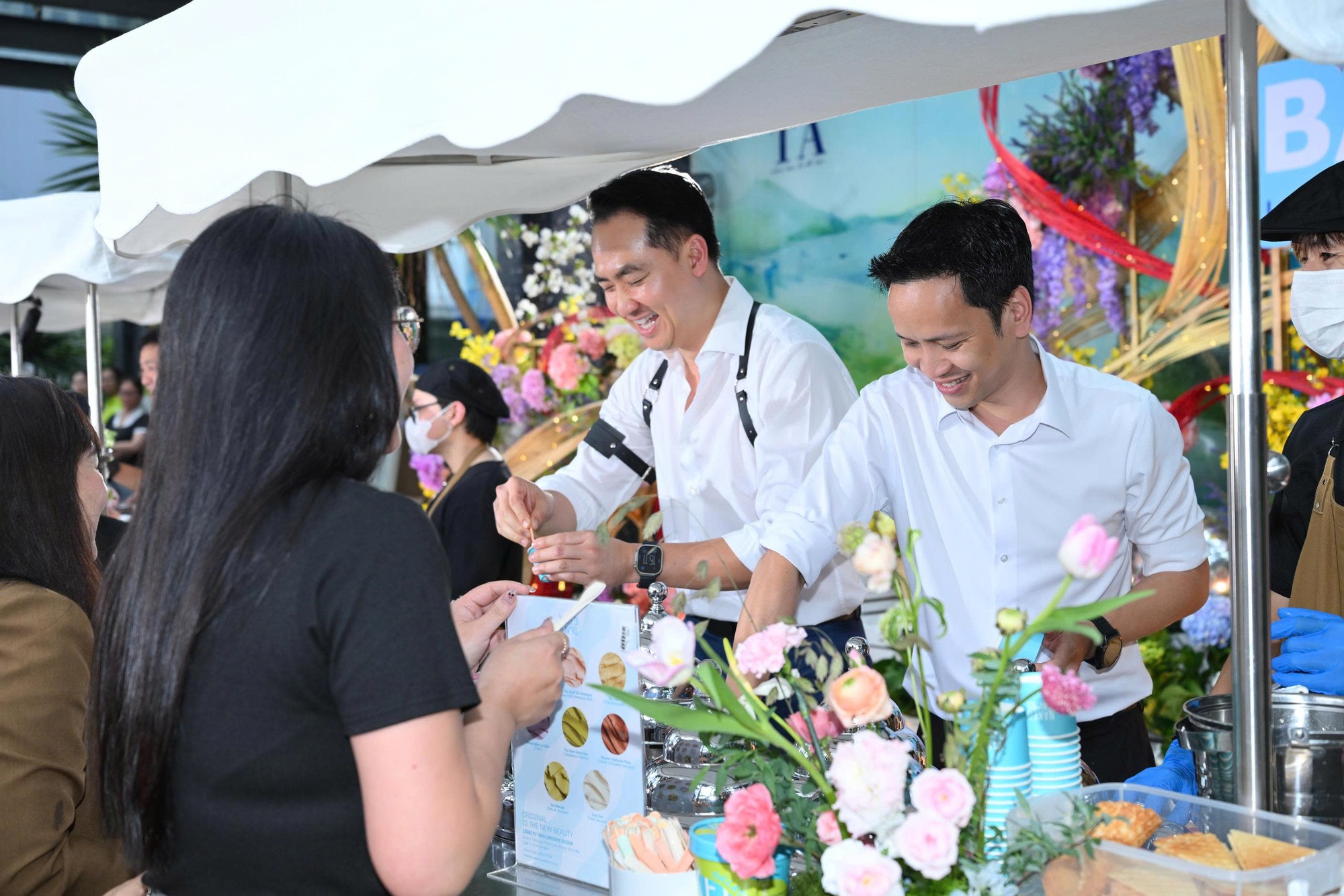 Khoảnh khắc ấm áp: 8 "soái ca" quyền lực của ACB lần đầu tiên cùng xuất hiện phát kem trong 3 giờ đồng hồ tặng nhân viên nữ nhân dịp 8/3 - Ảnh 7