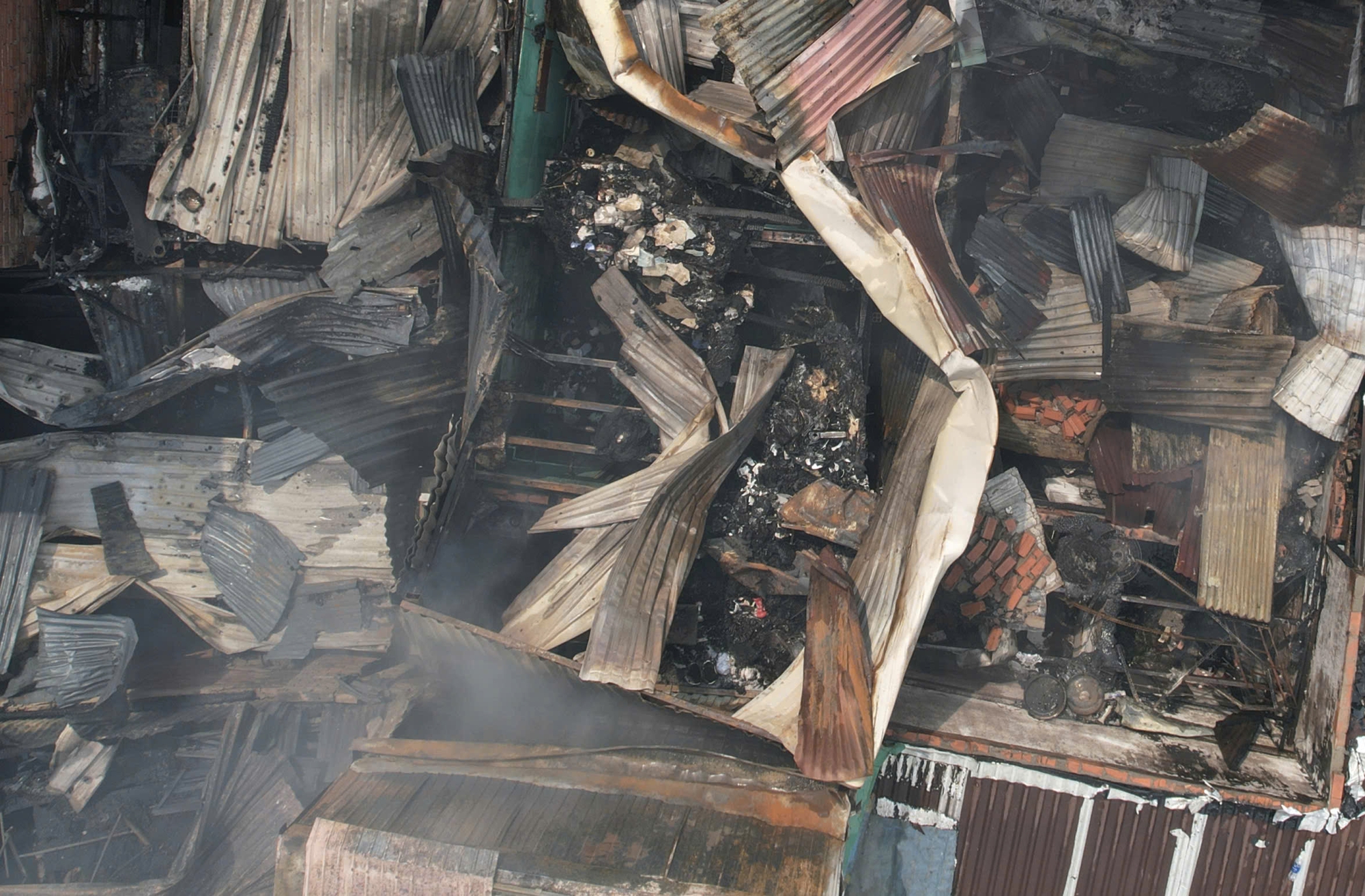 Vụ cháy lớn ở TPHCM: 5 căn nhà bị ảnh hưởng - Ảnh 2