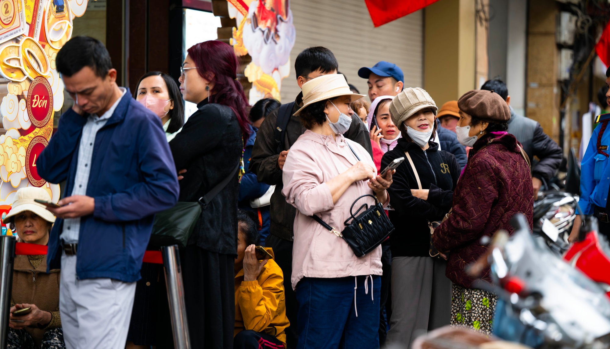 [CLIP] Con đường gần 1km ở Hà Nội có cả chục tiệm vàng: Bên xếp hàng dằng dặc - bên lại vắng tanh, vì sao? - Ảnh 7