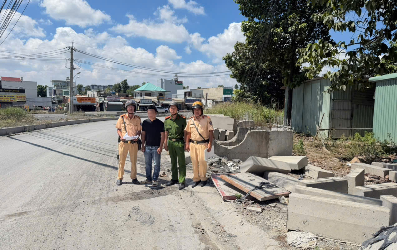 Thi công không gọn, một nhà thầu ở TPHCM bị CSGT phạt - Ảnh 1