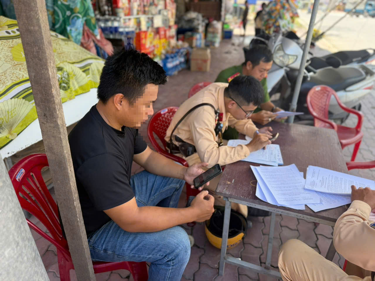 Thi công không gọn, một nhà thầu ở TPHCM bị CSGT phạt - Ảnh 2