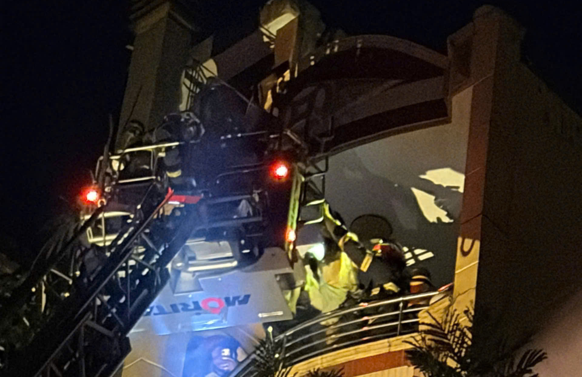 Cháy nhà 6 tầng ở trung tâm TPHCM, cứu được 5 người - Ảnh 1