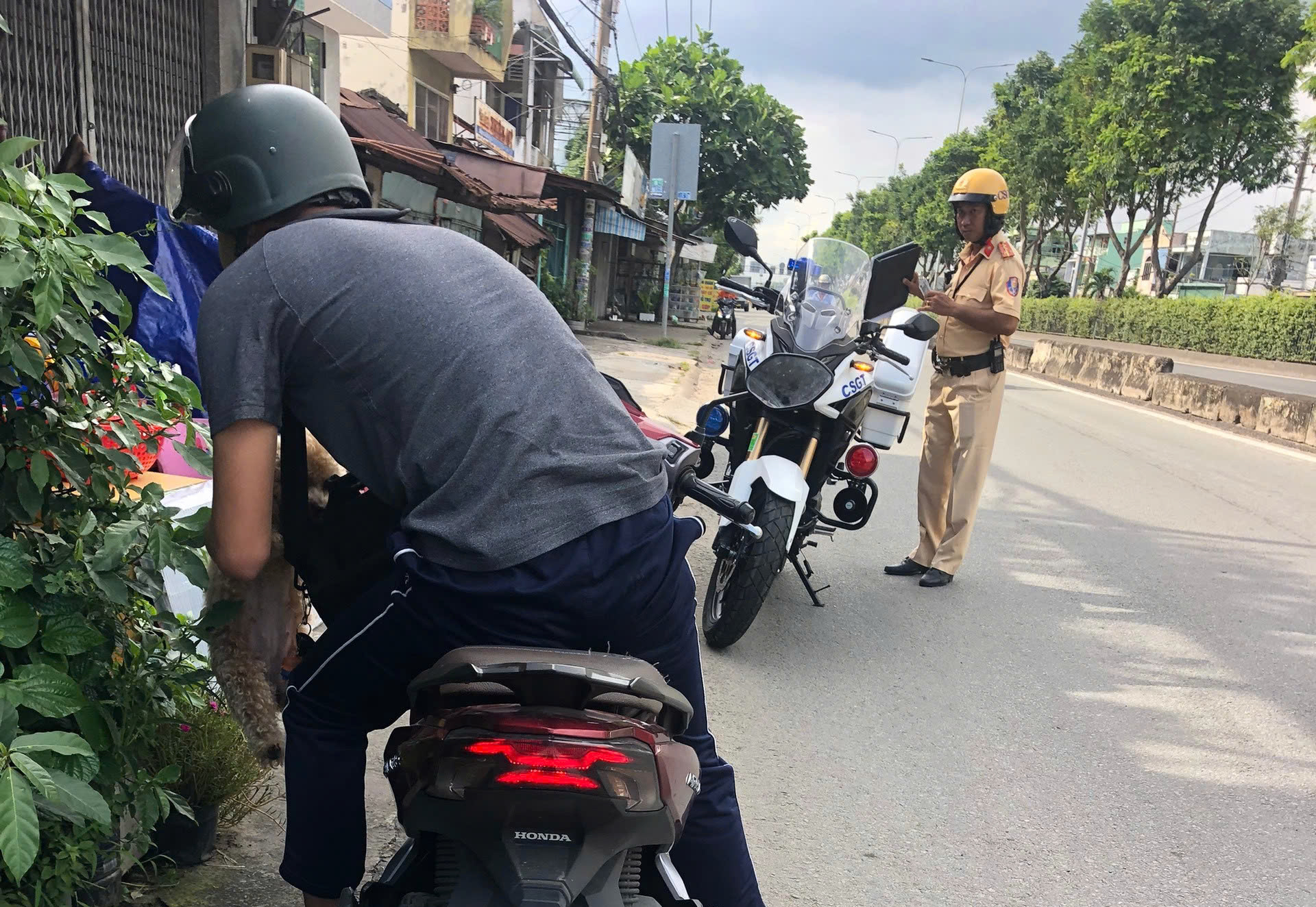 Nhiều người điều khiển xe máy ở TPHCM bị xử phạt do ngại đi đường vòng - Ảnh 1