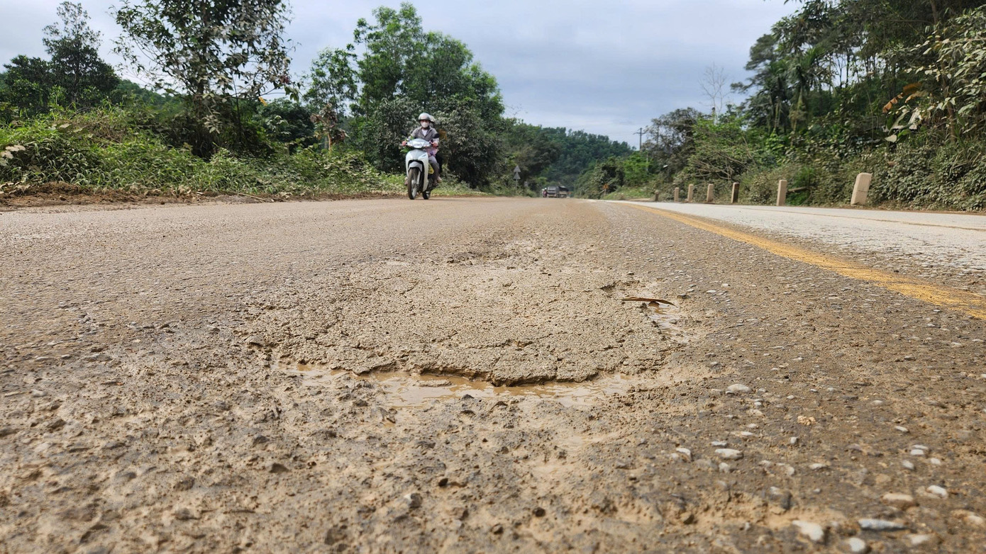 Quốc lộ 15 xuống cấp, chi chít ổ gà, ổ voi - Ảnh 2