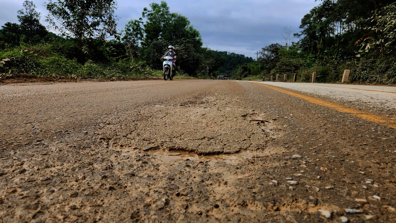 Quốc lộ 15 xuống cấp, chi chít ổ gà, ổ voi - Ảnh 5