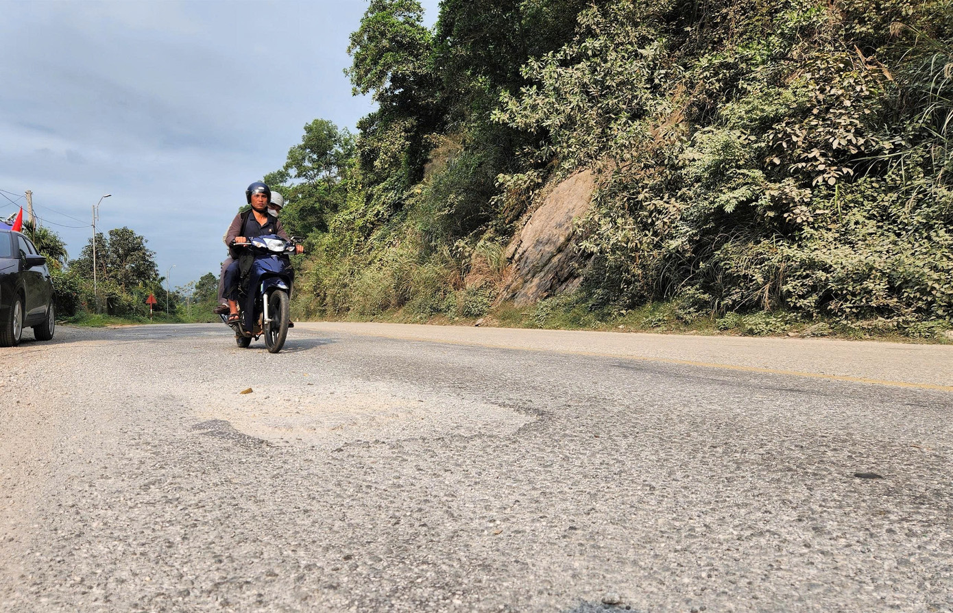 Quốc lộ 15 xuống cấp, chi chít ổ gà, ổ voi - Ảnh 10