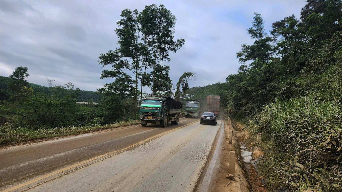 Quốc lộ 15 xuống cấp, chi chít ổ gà, ổ voi - Ảnh 1