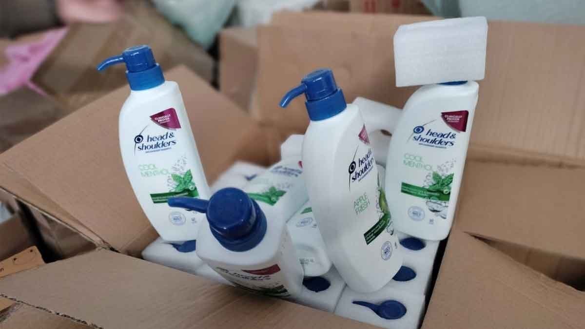 Đột kích một nhà kho, phát hiện hơn 223.000 chai dầu gội đầu, kem đánh răng giả trị giá 52 tỷ đồng - Ảnh 1