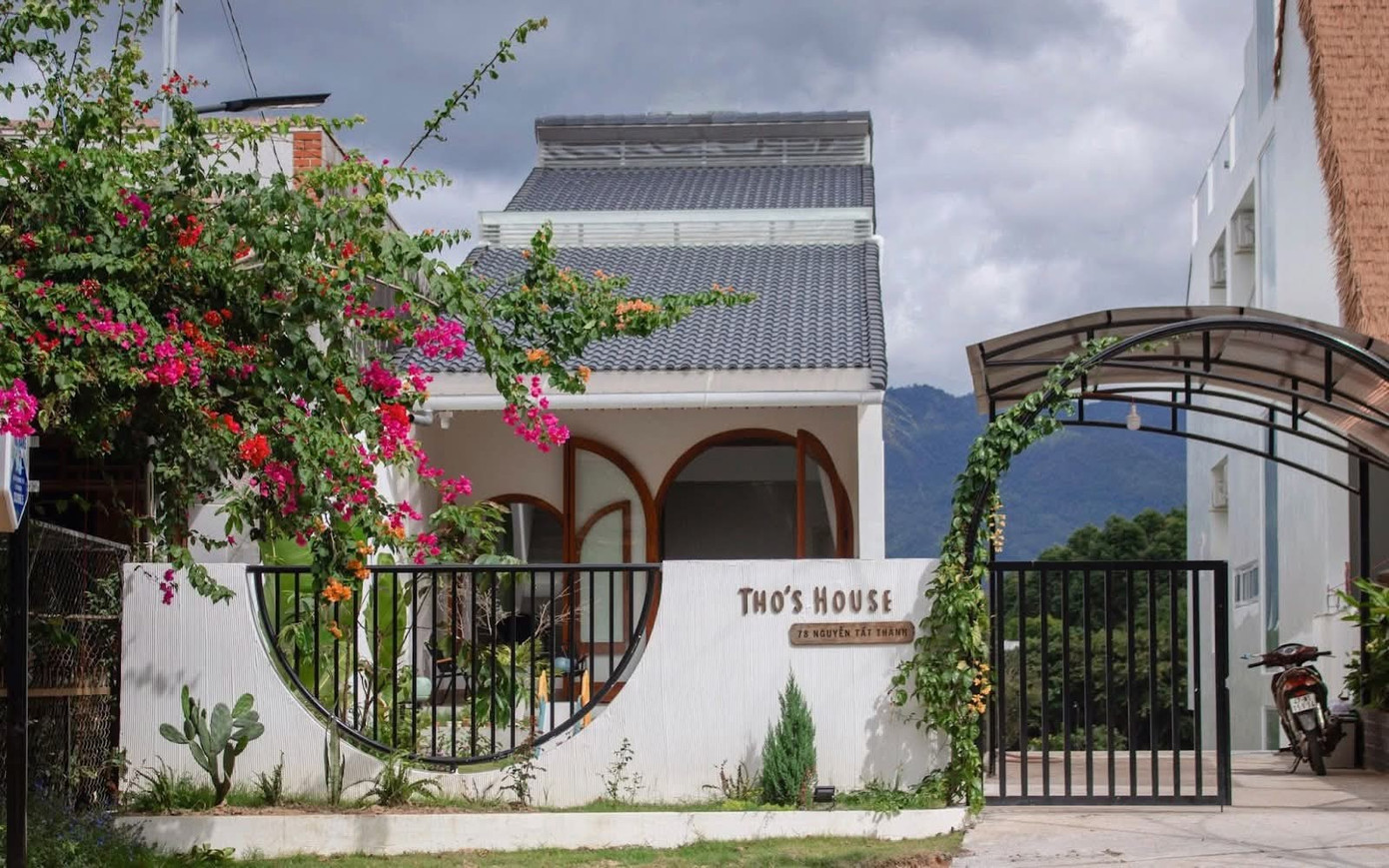 Tổ ấm đơn sơ 'ôm trọn' cảnh núi hồ - Ảnh 1