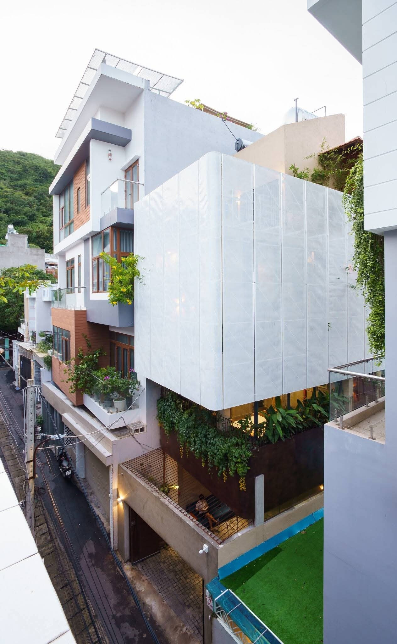 Ngôi nhà với cách sắp đặt không gian thú vị dùng cả chiếc thuyền làm nội thất - Ảnh 1