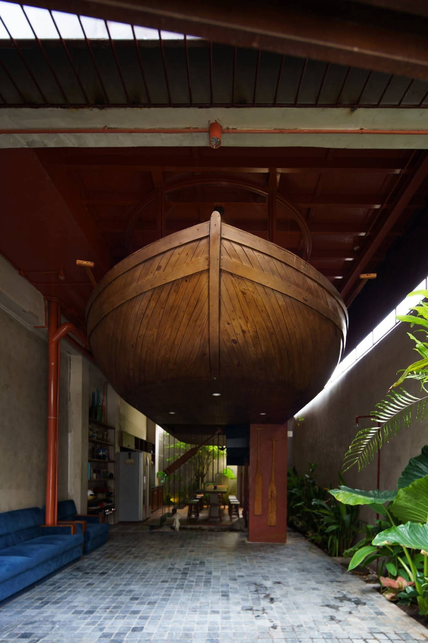 Ngôi nhà với cách sắp đặt không gian thú vị dùng cả chiếc thuyền làm nội thất - Ảnh 3