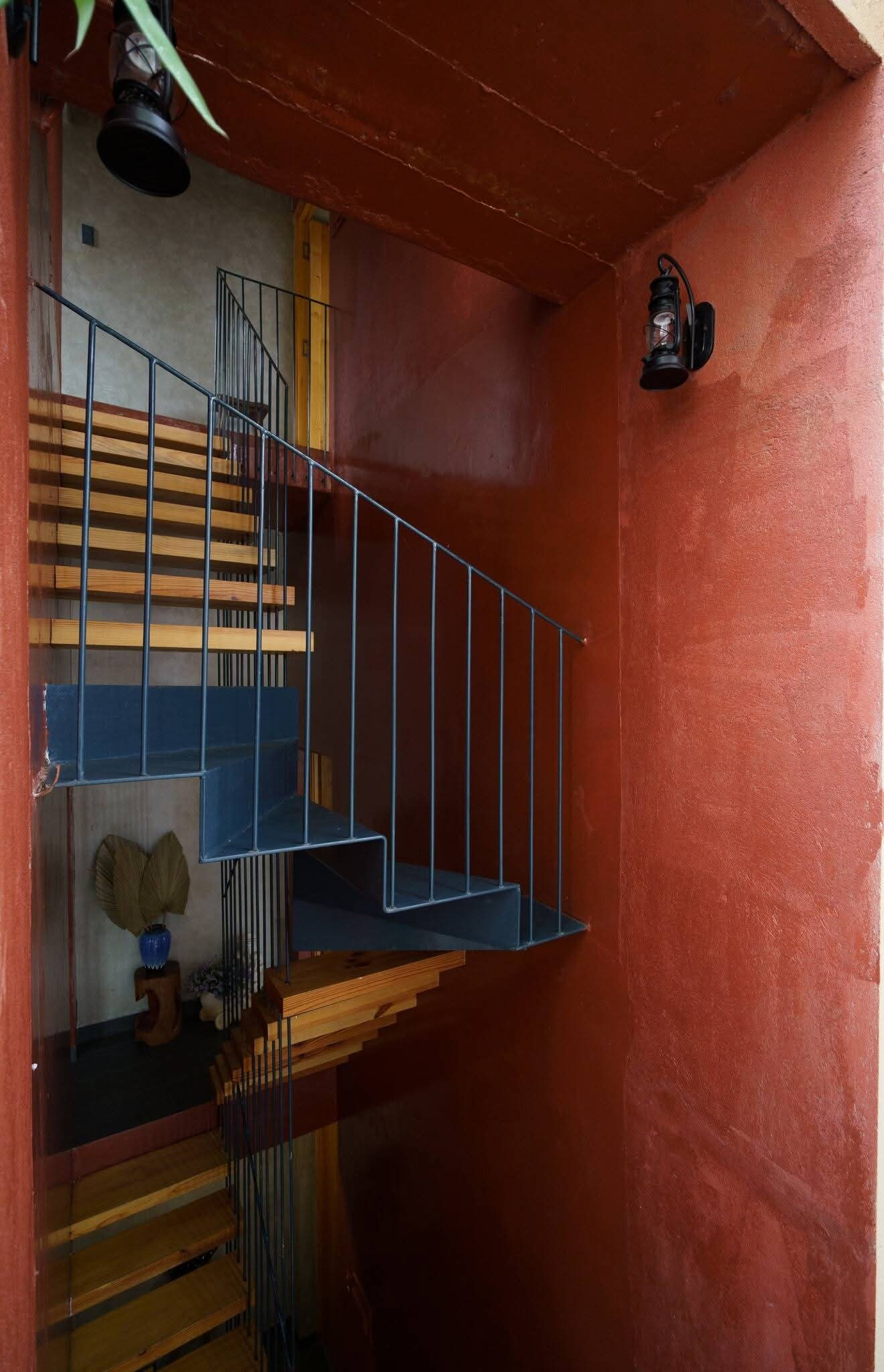 Ngôi nhà với cách sắp đặt không gian thú vị dùng cả chiếc thuyền làm nội thất - Ảnh 4