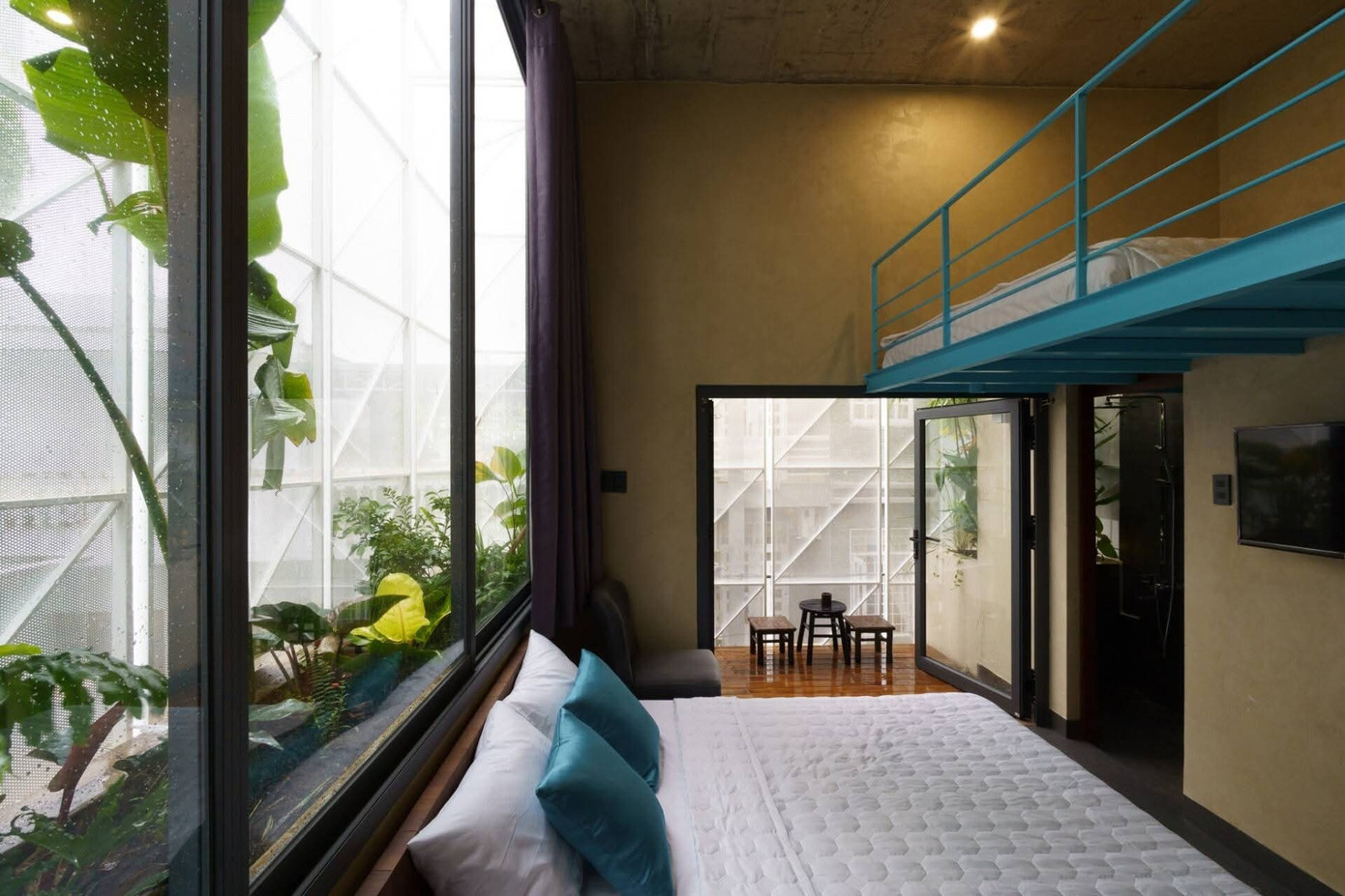 Ngôi nhà với cách sắp đặt không gian thú vị dùng cả chiếc thuyền làm nội thất - Ảnh 5