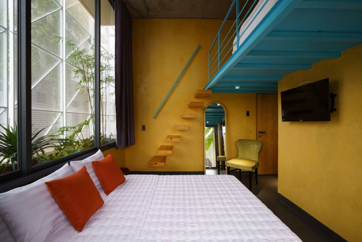 Ngôi nhà với cách sắp đặt không gian thú vị dùng cả chiếc thuyền làm nội thất - Ảnh 7