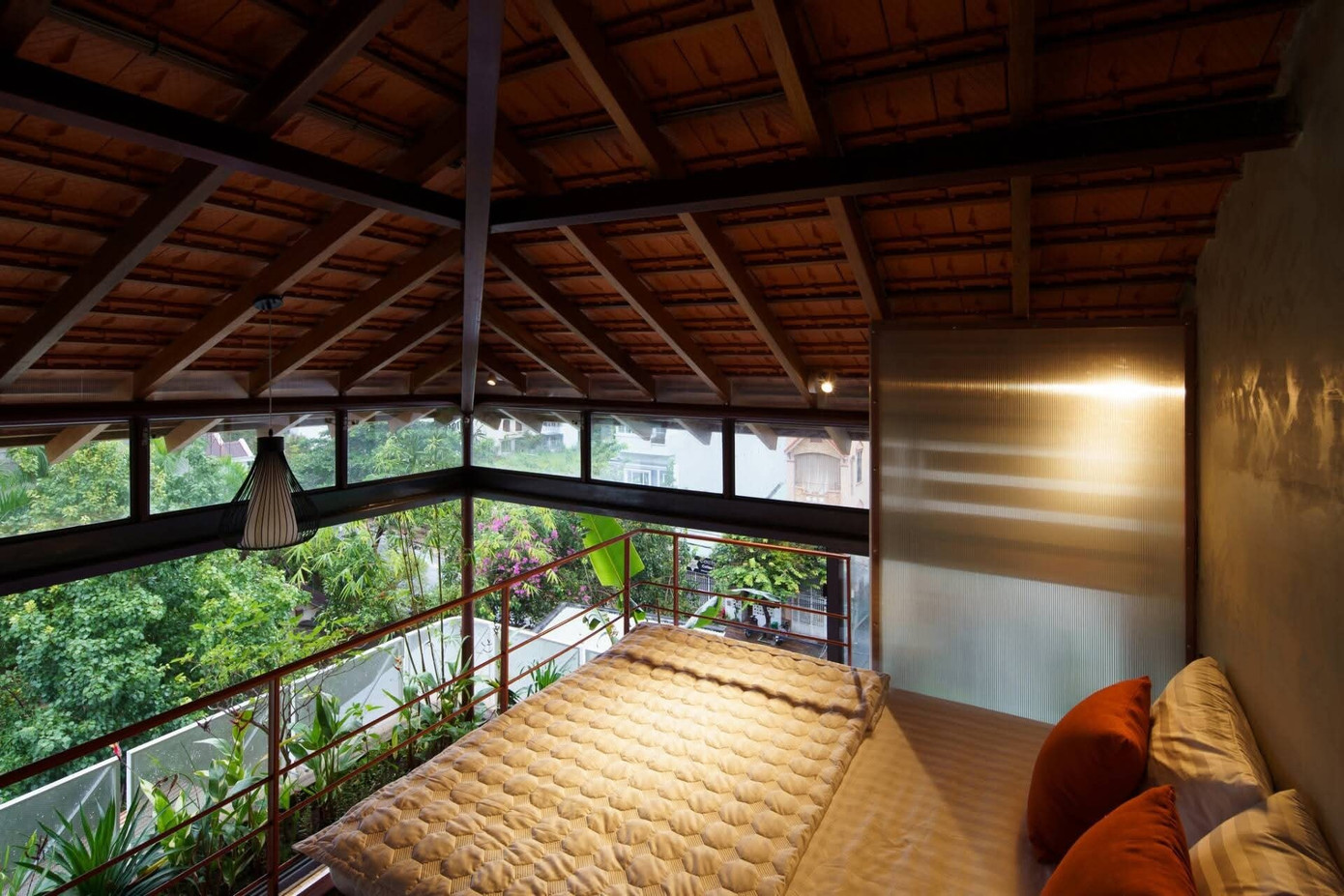 Ngôi nhà với cách sắp đặt không gian thú vị dùng cả chiếc thuyền làm nội thất - Ảnh 8