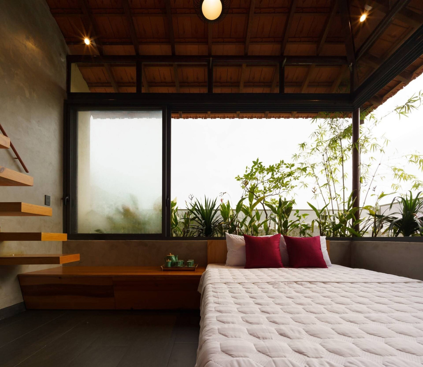 Ngôi nhà với cách sắp đặt không gian thú vị dùng cả chiếc thuyền làm nội thất - Ảnh 9