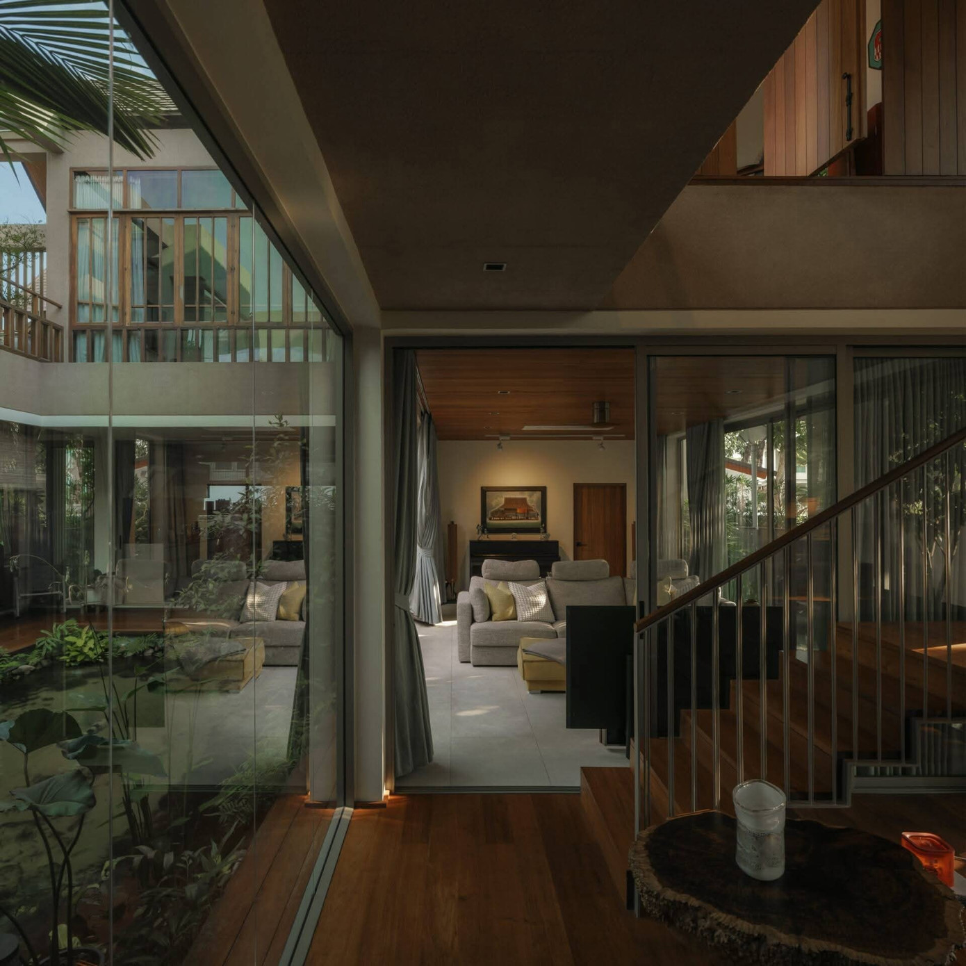 Nhà 2 tầng bằng gỗ và kính tổ chức không gian quanh hồ nước - Ảnh 3
