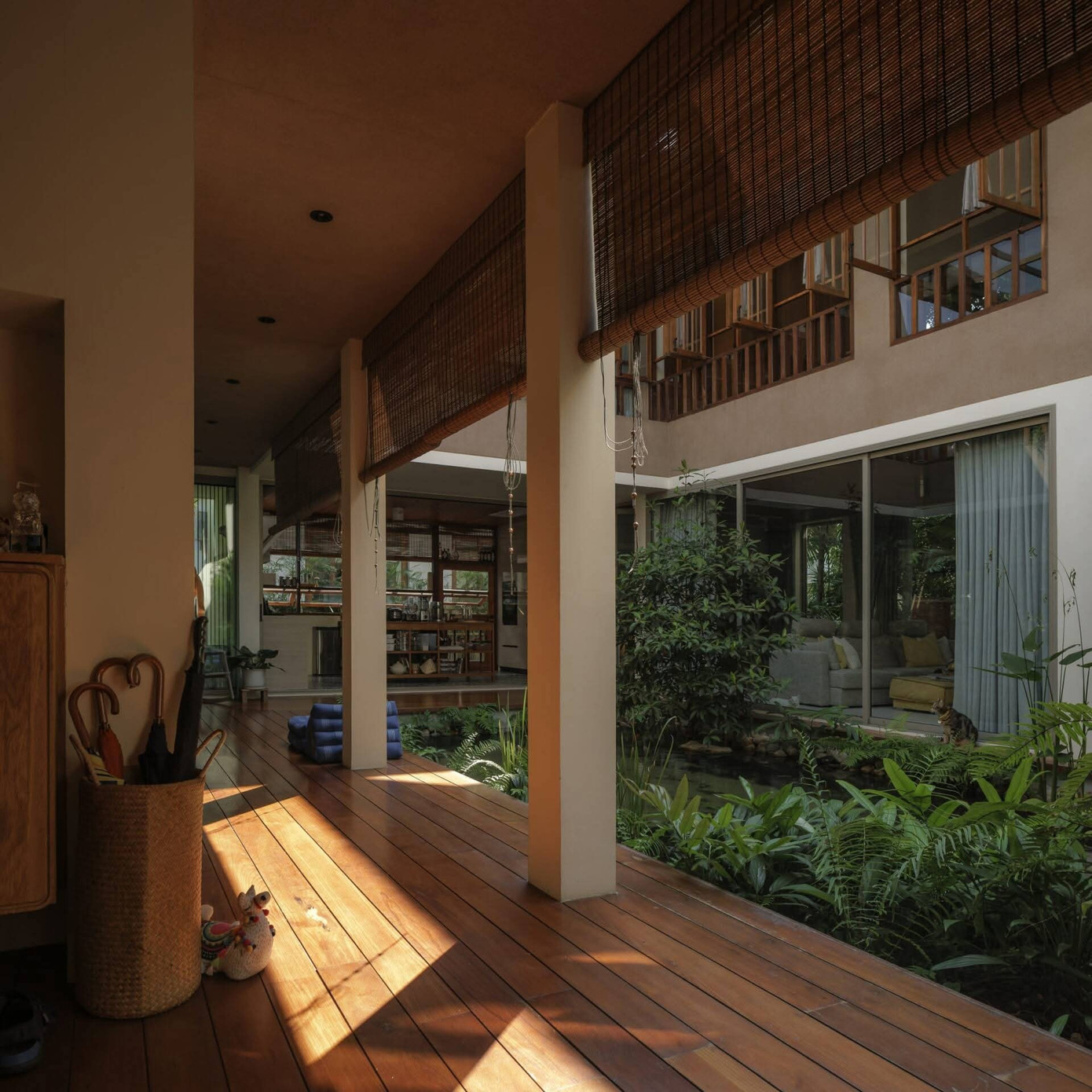 Nhà 2 tầng bằng gỗ và kính tổ chức không gian quanh hồ nước - Ảnh 4