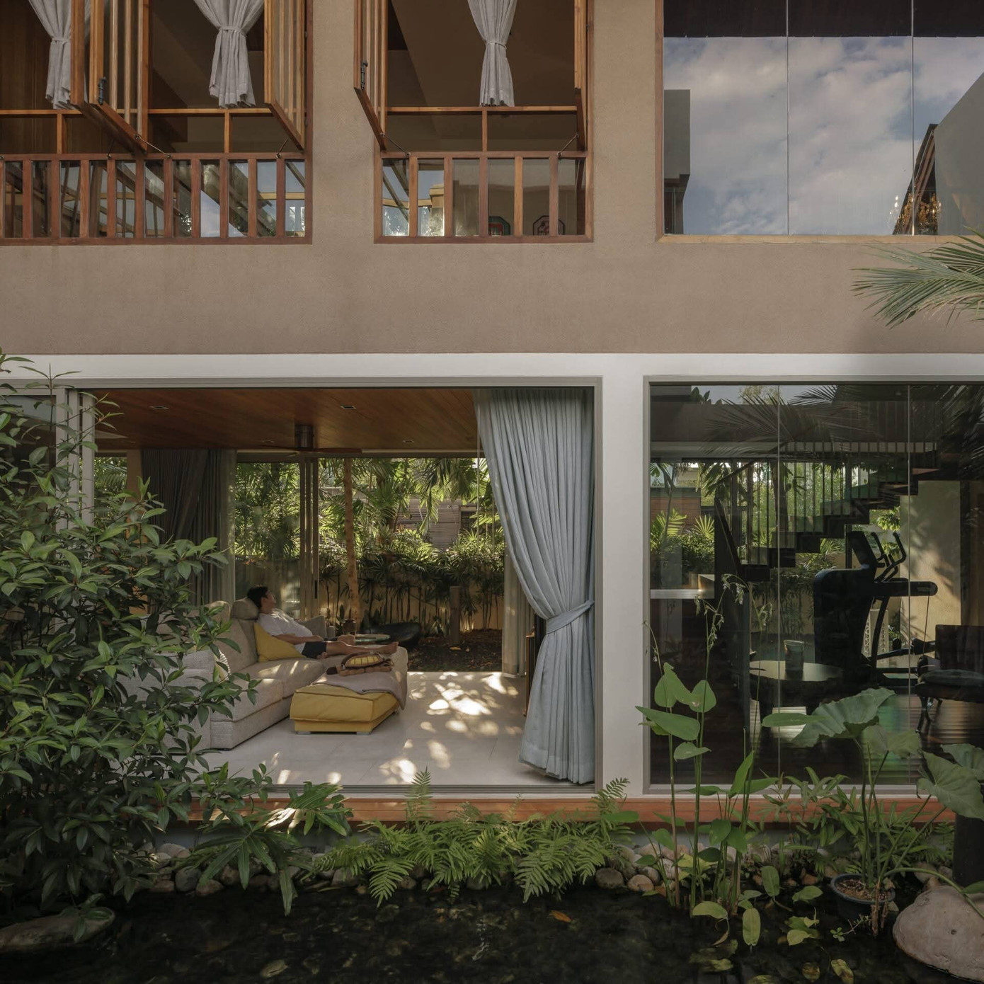 Nhà 2 tầng bằng gỗ và kính tổ chức không gian quanh hồ nước - Ảnh 2