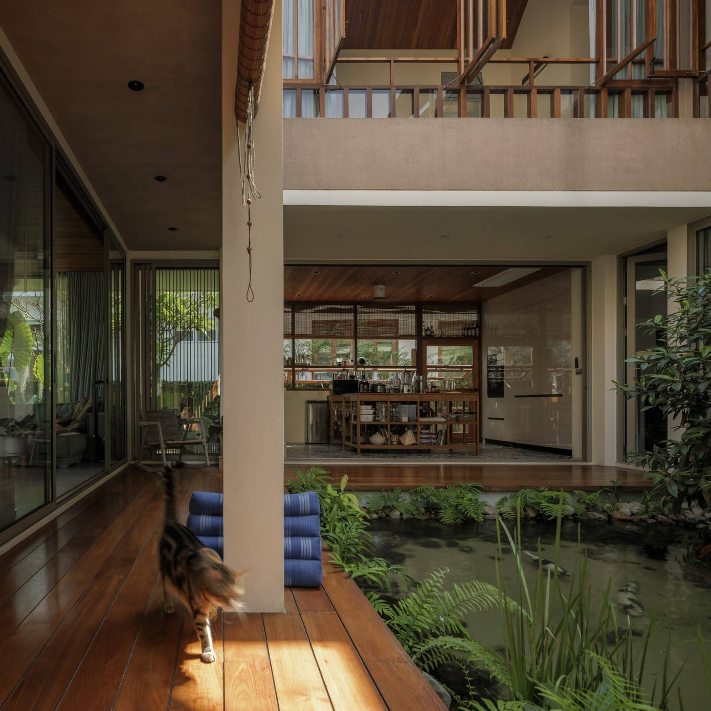 Nhà 2 tầng bằng gỗ và kính tổ chức không gian quanh hồ nước - Ảnh 5
