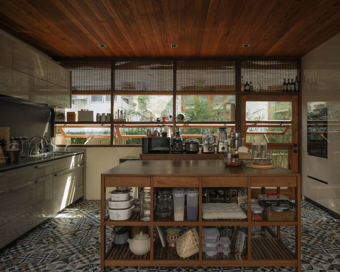 Nhà 2 tầng bằng gỗ và kính tổ chức không gian quanh hồ nước - Ảnh 9