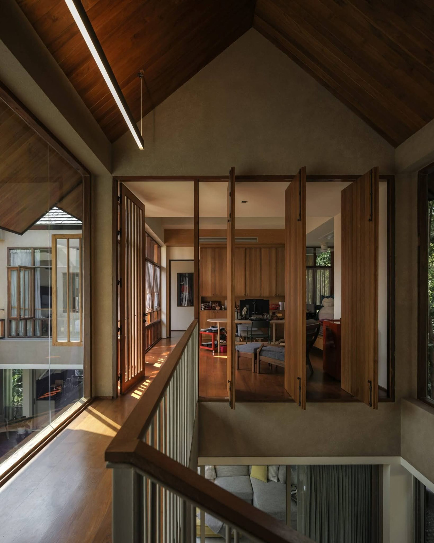 Nhà 2 tầng bằng gỗ và kính tổ chức không gian quanh hồ nước - Ảnh 10