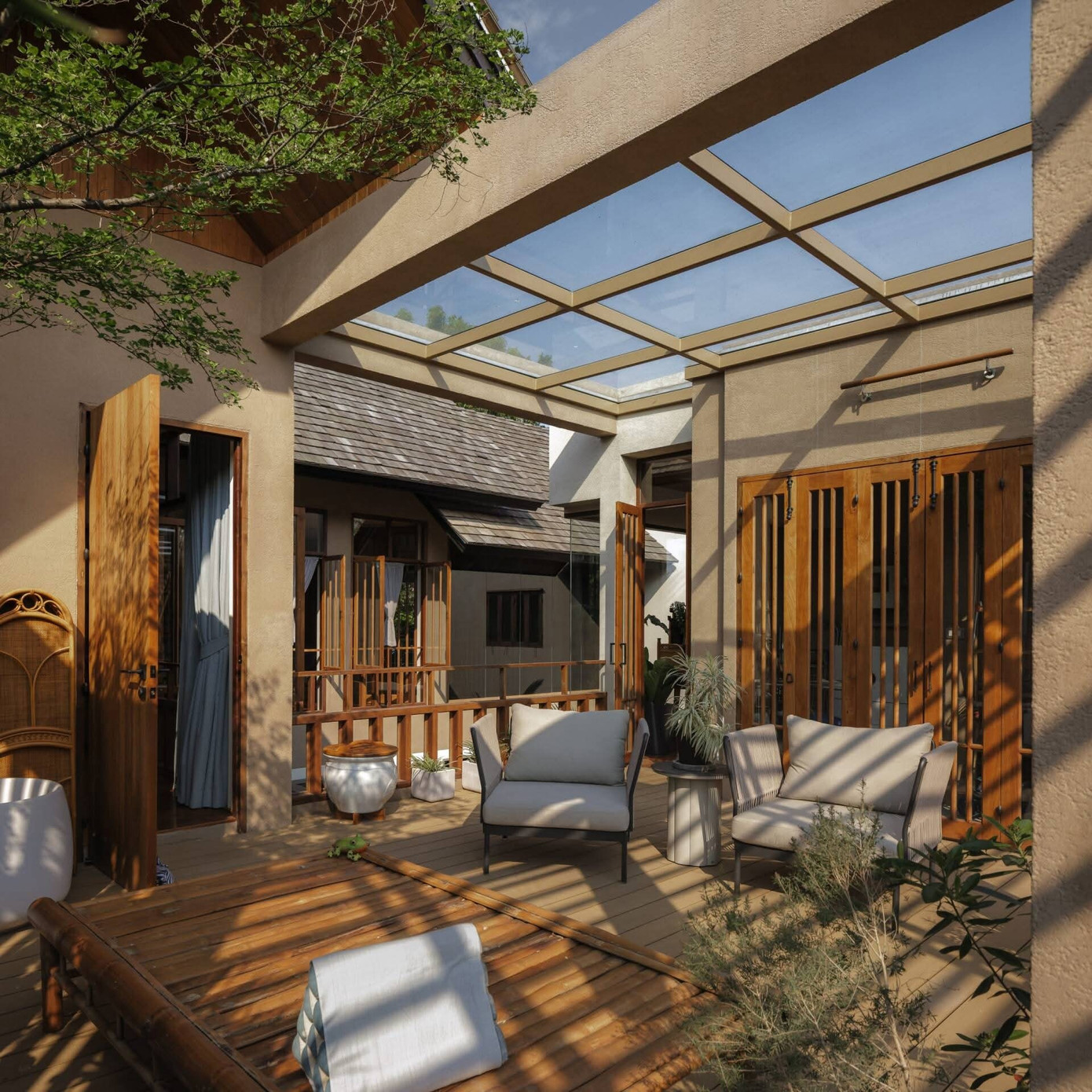 Nhà 2 tầng bằng gỗ và kính tổ chức không gian quanh hồ nước - Ảnh 11