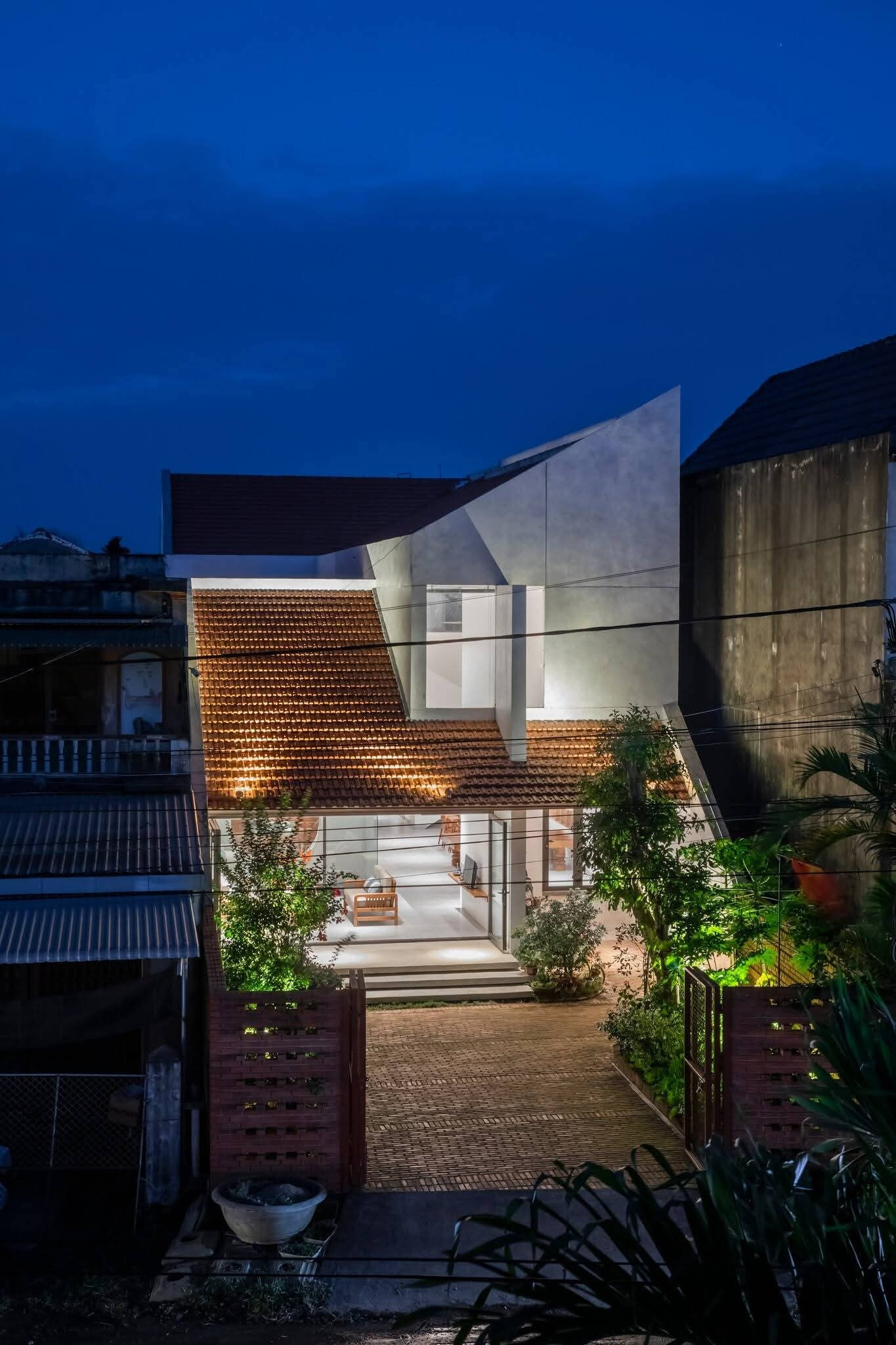 Mái ngói truyền thống trong khối kiến trúc hiện đại - Ảnh 2