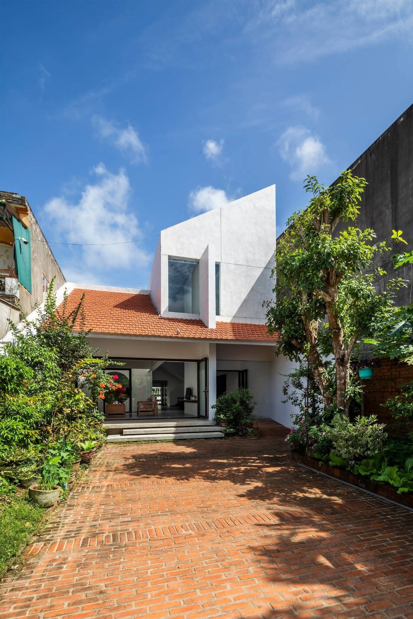 Mái ngói truyền thống trong khối kiến trúc hiện đại - Ảnh 3