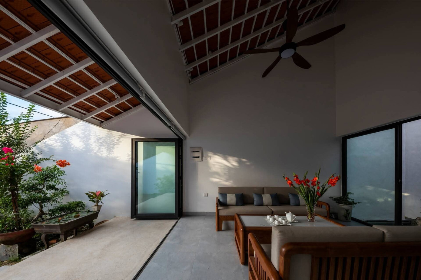 Mái ngói truyền thống trong khối kiến trúc hiện đại - Ảnh 4