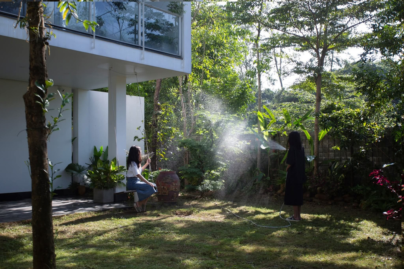 Ngôi nhà với 2 khu vườn trước sau xanh mát - Ảnh 3