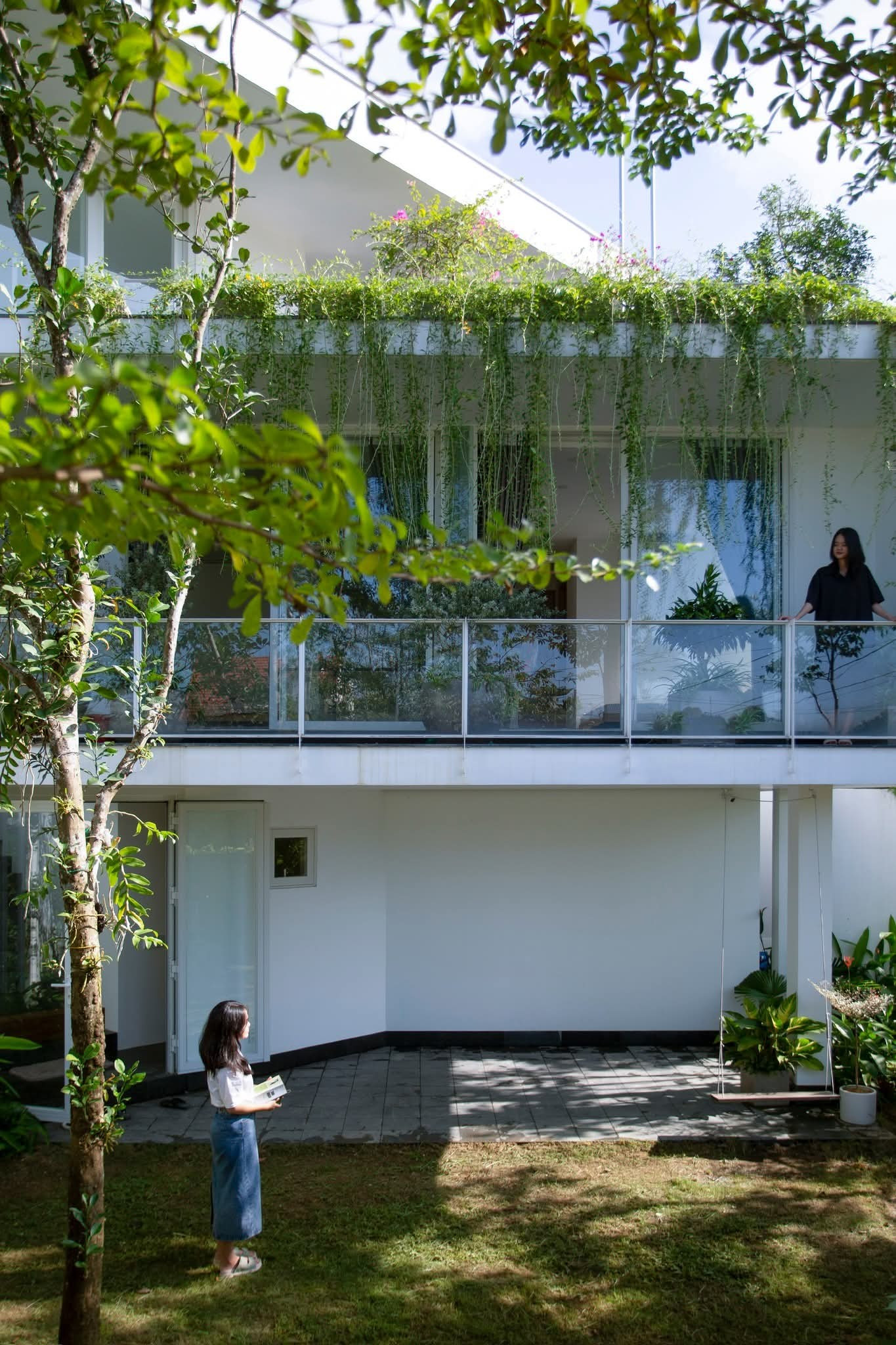 Ngôi nhà với 2 khu vườn trước sau xanh mát - Ảnh 2