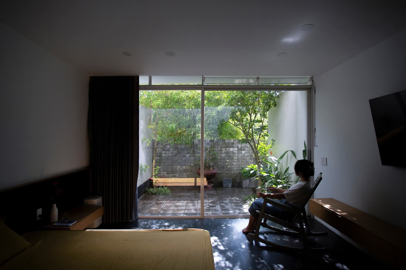 Ngôi nhà với 2 khu vườn trước sau xanh mát - Ảnh 11