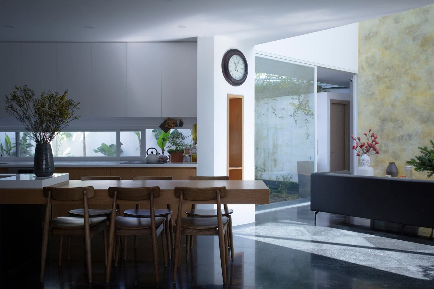 Ngôi nhà với 2 khu vườn trước sau xanh mát - Ảnh 10