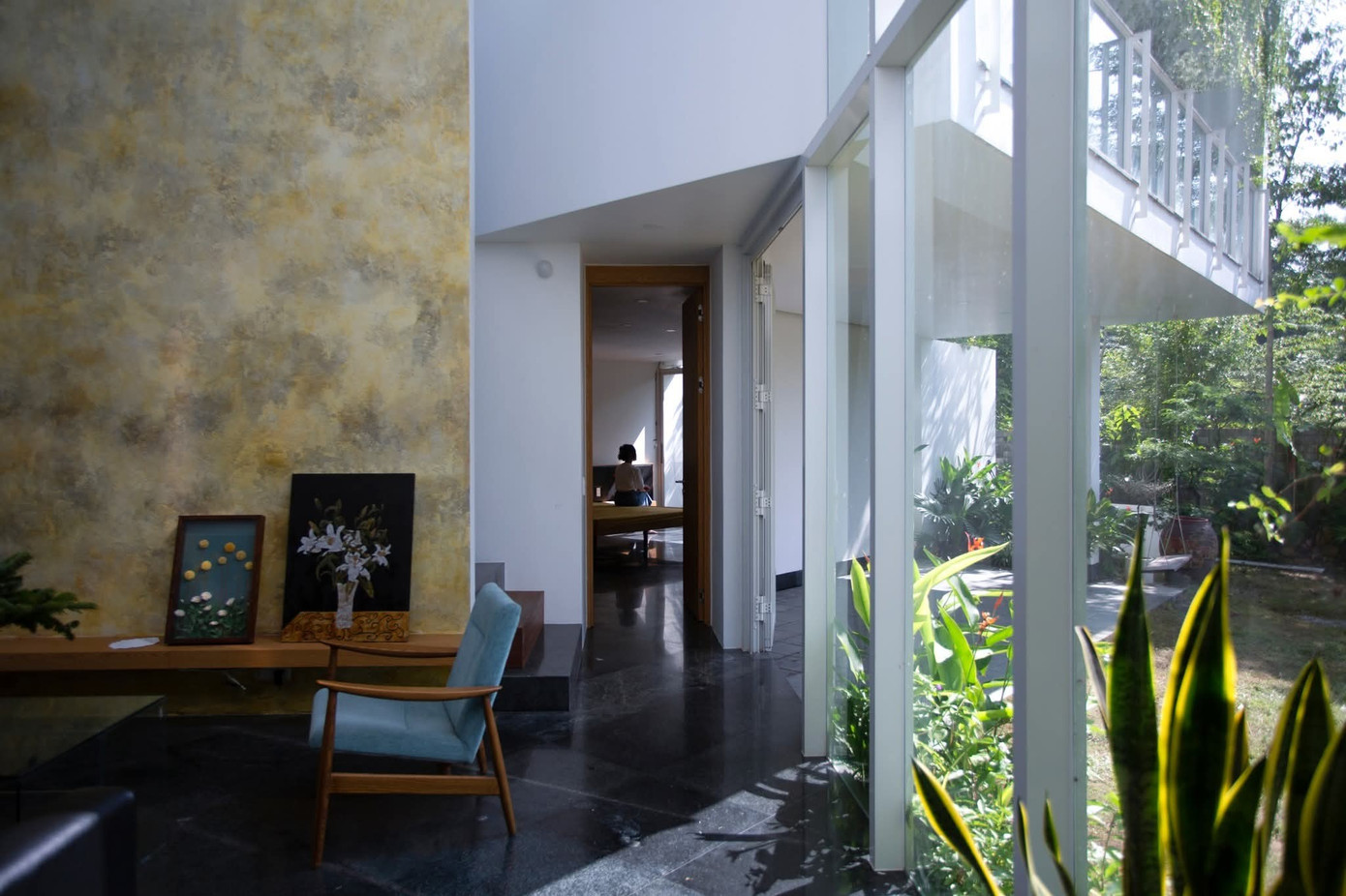 Ngôi nhà với 2 khu vườn trước sau xanh mát - Ảnh 8