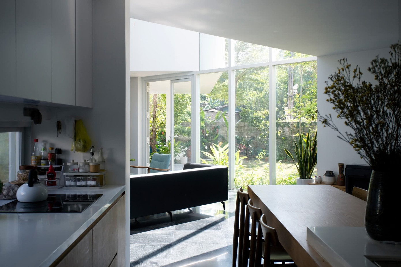 Ngôi nhà với 2 khu vườn trước sau xanh mát - Ảnh 9