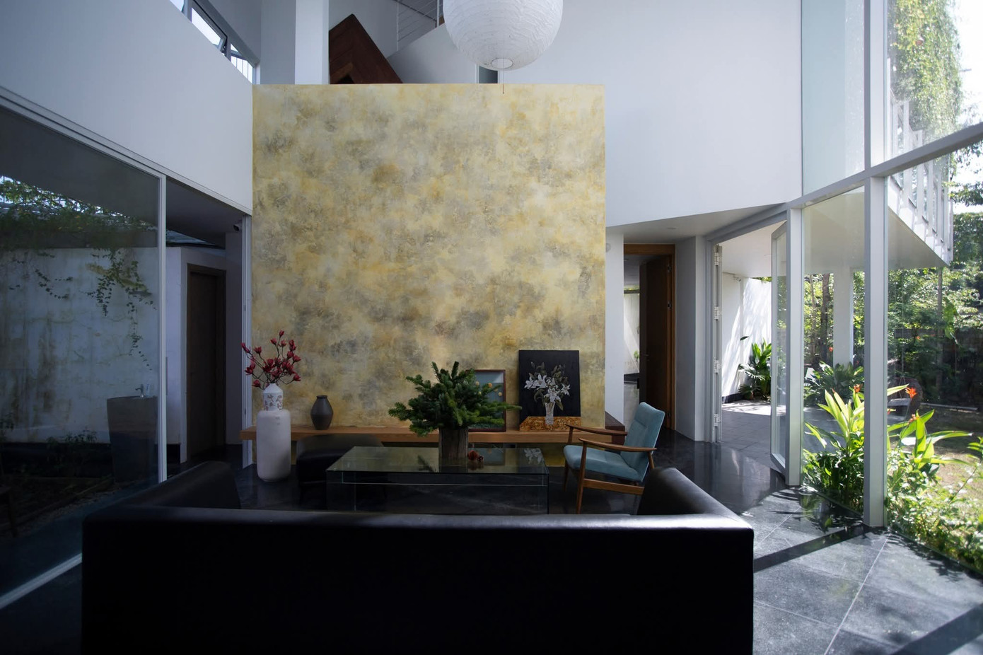 Ngôi nhà với 2 khu vườn trước sau xanh mát - Ảnh 7