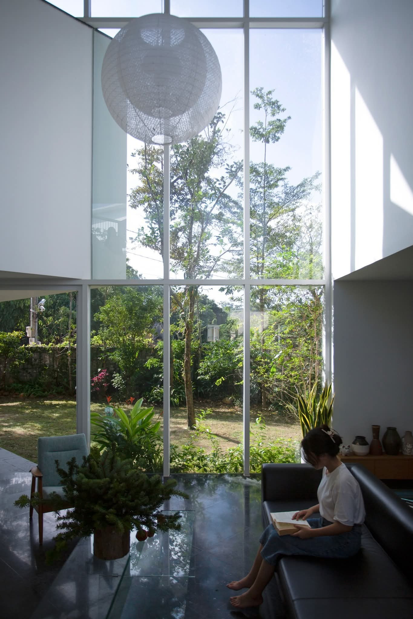 Ngôi nhà với 2 khu vườn trước sau xanh mát - Ảnh 6