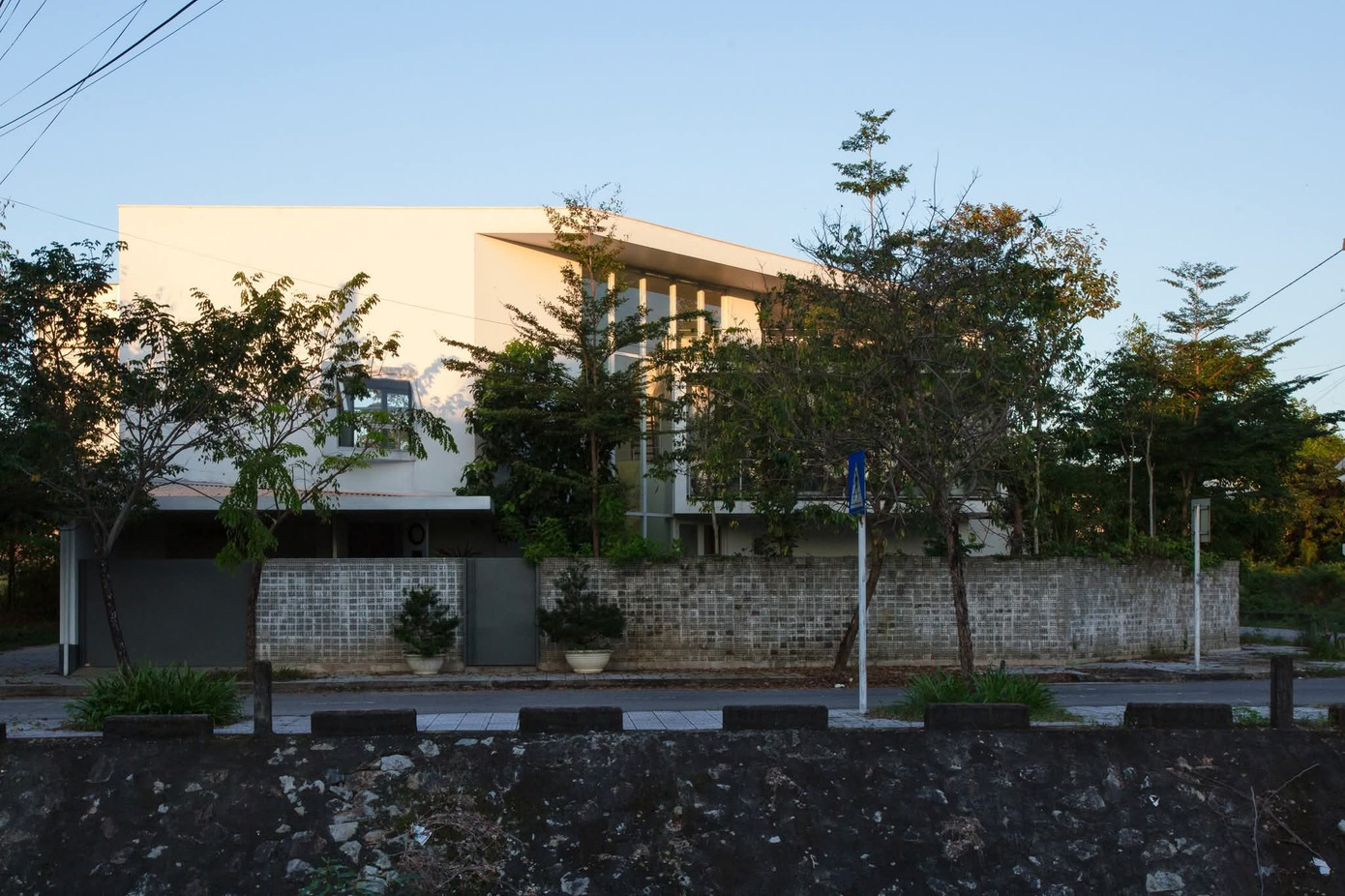 Ngôi nhà với 2 khu vườn trước sau xanh mát - Ảnh 12