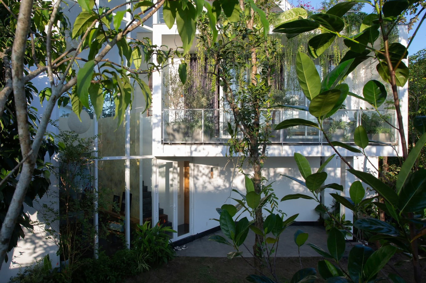 Ngôi nhà với 2 khu vườn trước sau xanh mát - Ảnh 5