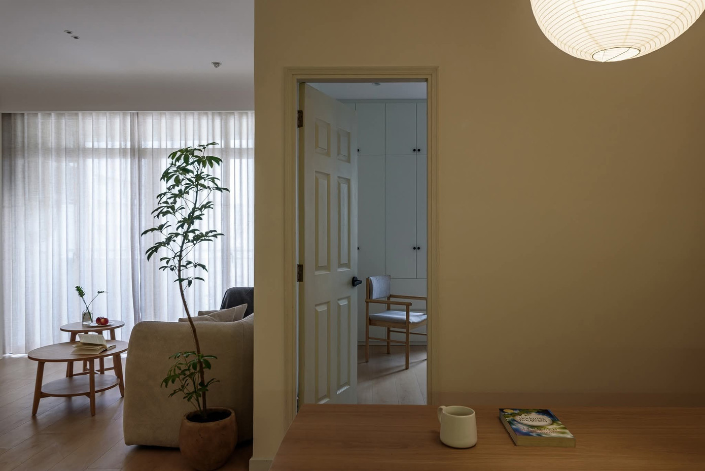 Căn hộ mộc mạc mang phong cách wabi-sabi - Ảnh 4