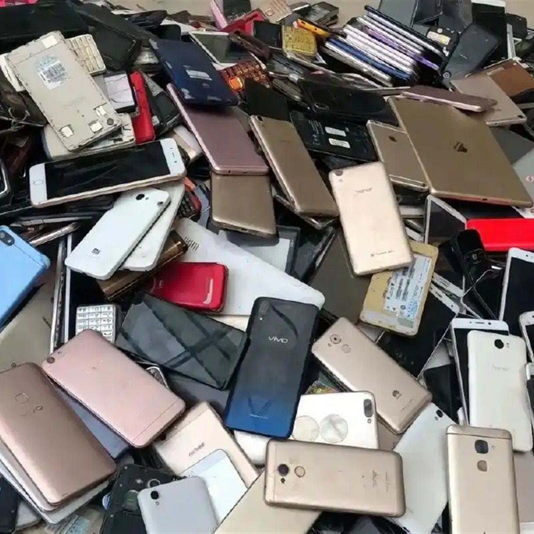 Bới rác tìm vàng: Khi những chiếc điện thoại nát bỗng hóa "tài sản chiến lược" nhờ cơn khát chip AI - Ảnh 2