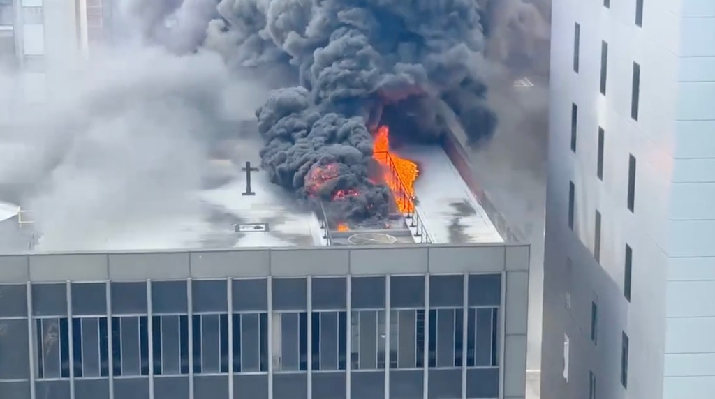 NÓNG: Toà nhà trung tâm New York bốc cháy ngùn ngụt - Ảnh 2