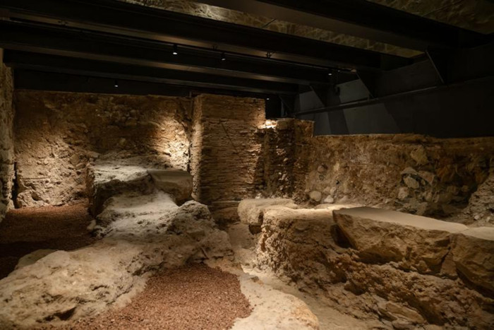 Sửa thang máy, lọt vào thế giới 2.000 năm trước dưới hầm khách sạn - Ảnh 1