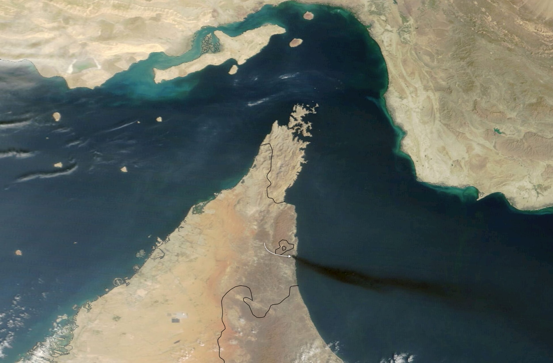 Iran bất ngờ chỉ cách để tàu thuyền đi qua eo biển Hormuz - Ảnh 1