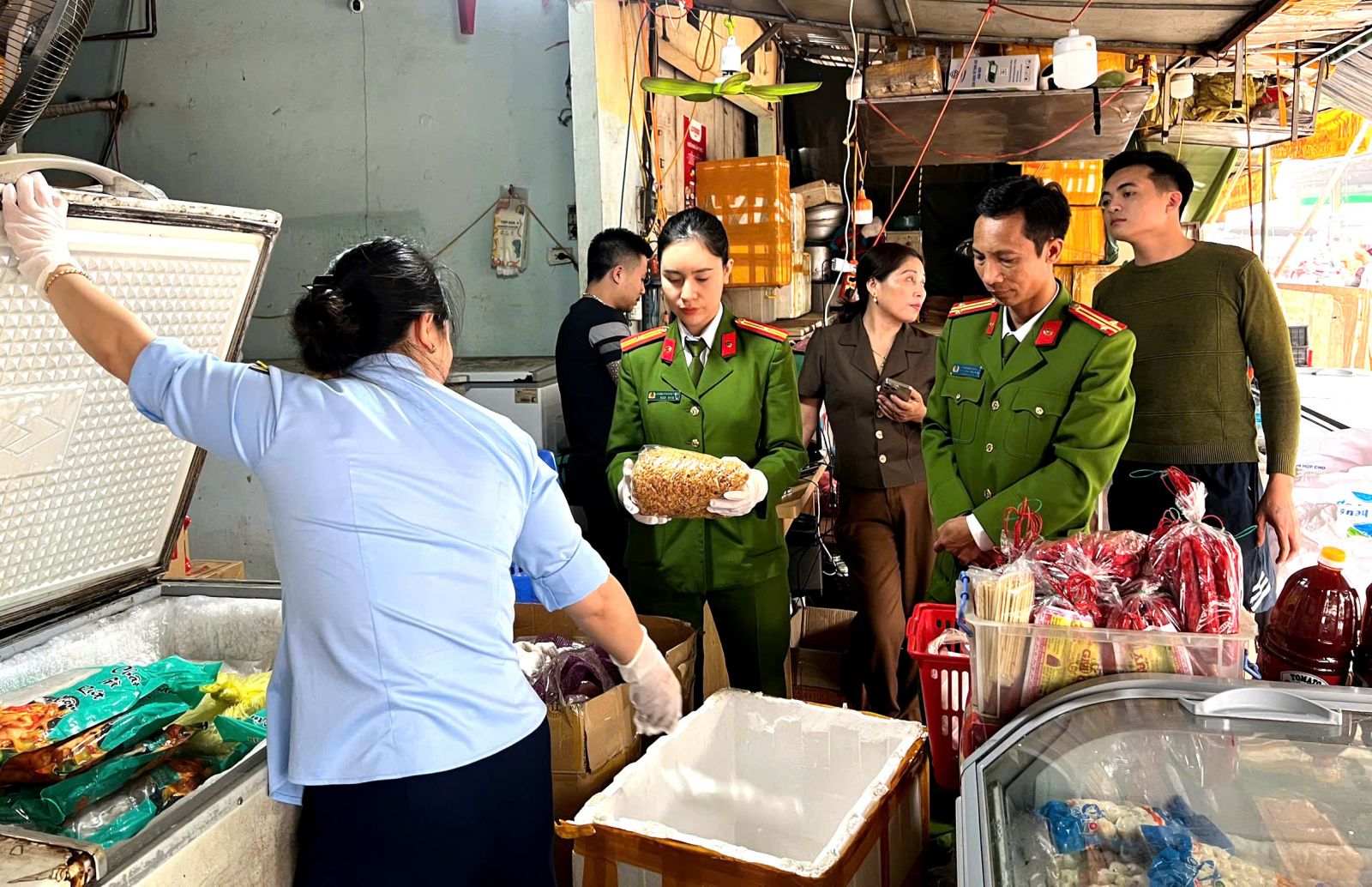 4 tấn nầm lợn, tràng trứng, chả mực, bạch tuộc… không rõ nguồn gốc suýt vào quán nhậu: Lời khai gây giật mình của chủ kho đông lạnh - Ảnh 1