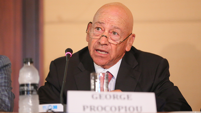 Những chiếc tàu dầu bí ẩn lũ lượt chạy qua eo biển Hormuz bất chấp đe doạ của Iran: Hé lộ chân dung ông trùm U80 và canh bạc siêu lời lãi - Ảnh 2