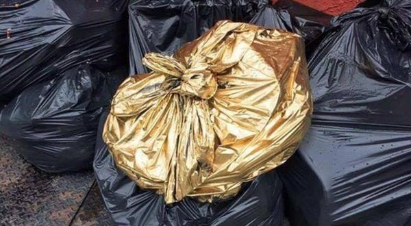 Người đàn ông "ngã ngửa" khi phát hiện tự tay vứt 20 thỏi vàng vào thùng rác - Ảnh 1