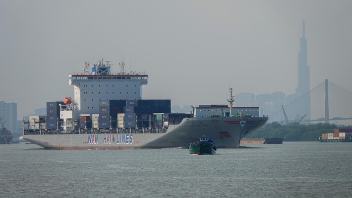 Xung đột Trung Đông: “Nghẽn cổ chai” tại Hormuz, hãng tàu áp thêm phụ phí chiến tranh - Ảnh 1